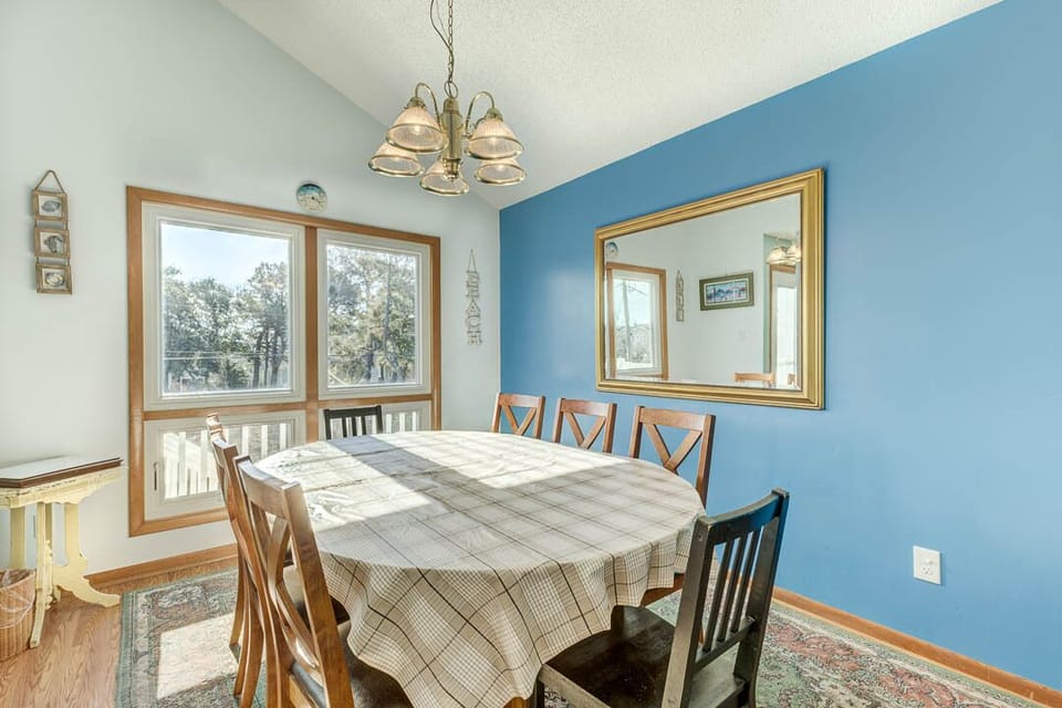 Mid-Level Dining Room with Table (seats 6)
