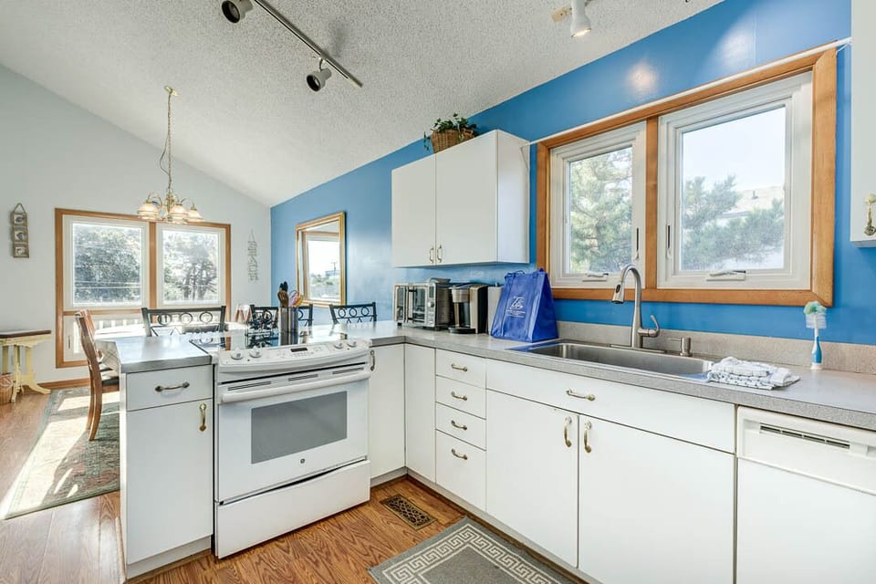 Mid-Level Kitchen with Bar (seats 3)