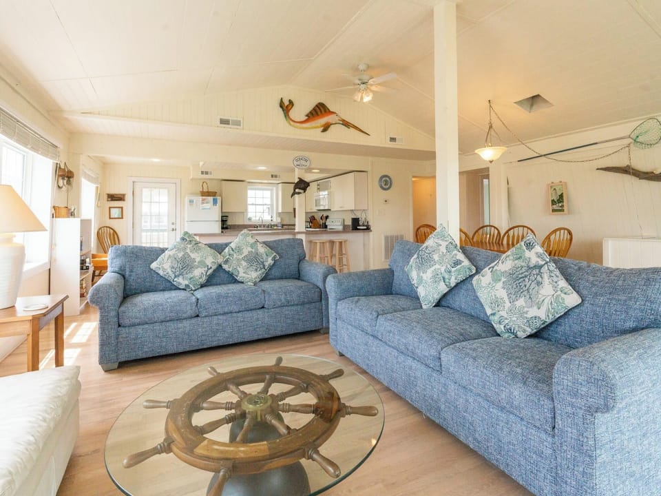 Living Area, Second Floor