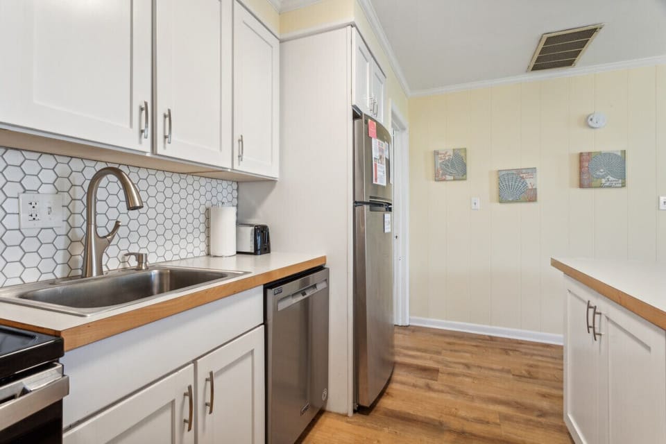 We want to make clean up and prep easy - who wants to do the dishes on vacation? We have a dishwasher for you!