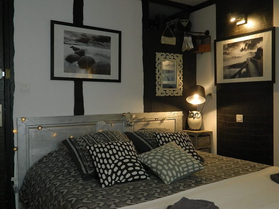 Double Room (Noire) | Individually decorated, individually furnished, desk, free WiFi