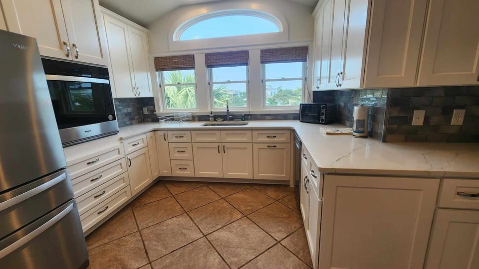 Kitchen (alternate view)
