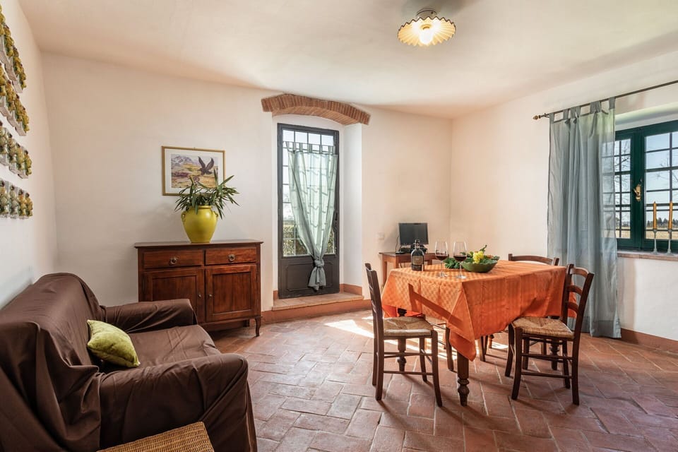 agriturismo-la-papessa-chianti-san-donato-farmhouse-gardenia-living-room-diningroom