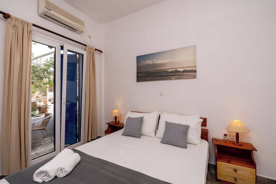 Family Room | In-room safe, iron/ironing board, free WiFi, bed sheets