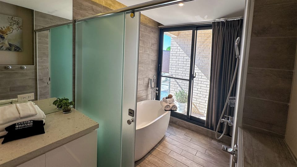 Luxury Double Room, 1 King Bed, Garden View | Bathroom | Combined shower/tub, free toiletries, hair dryer, slippers