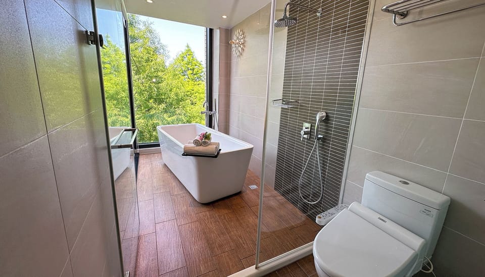 Luxury Double Room, 1 King Bed, Garden View | Bathroom | Combined shower/tub, free toiletries, hair dryer, slippers