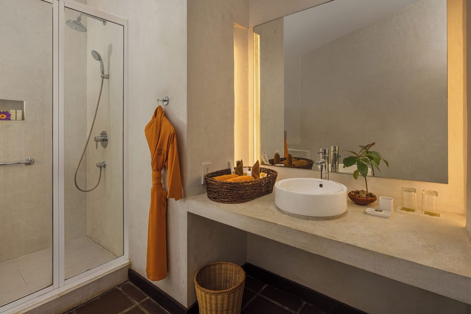 Shower, rainfall showerhead, free toiletries, hair dryer
