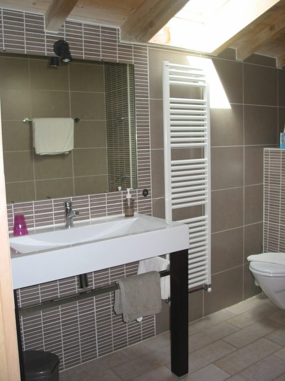 Shower, deep soaking tub, eco-friendly toiletries, hair dryer