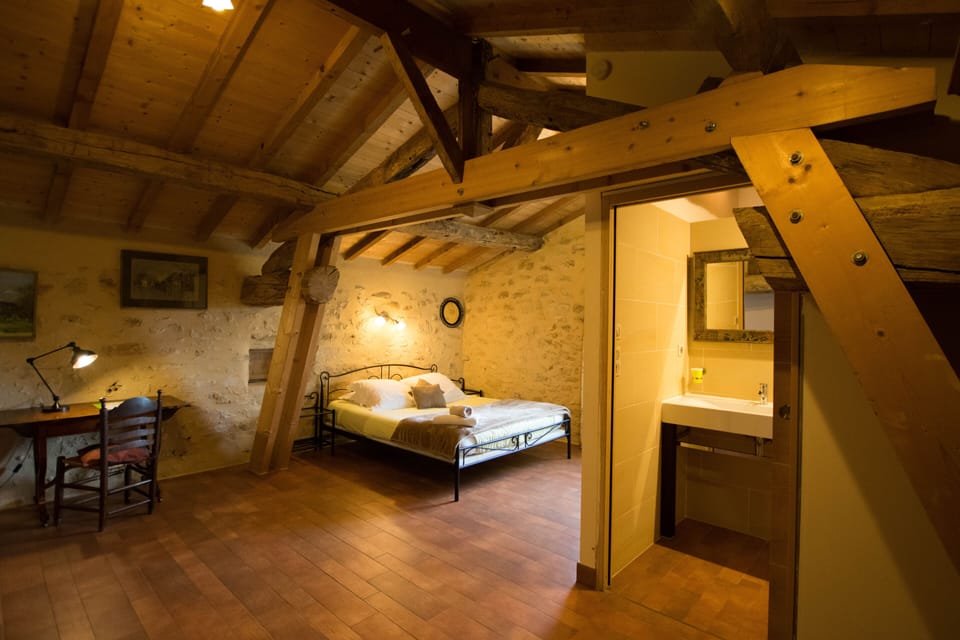 Family Room (Chambre de la Douche) | Premium bedding, individually decorated, individually furnished, desk