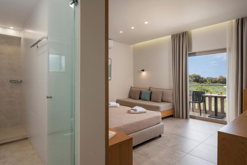Triple Room (6) | In-room safe, soundproofing, iron/ironing board, free WiFi
