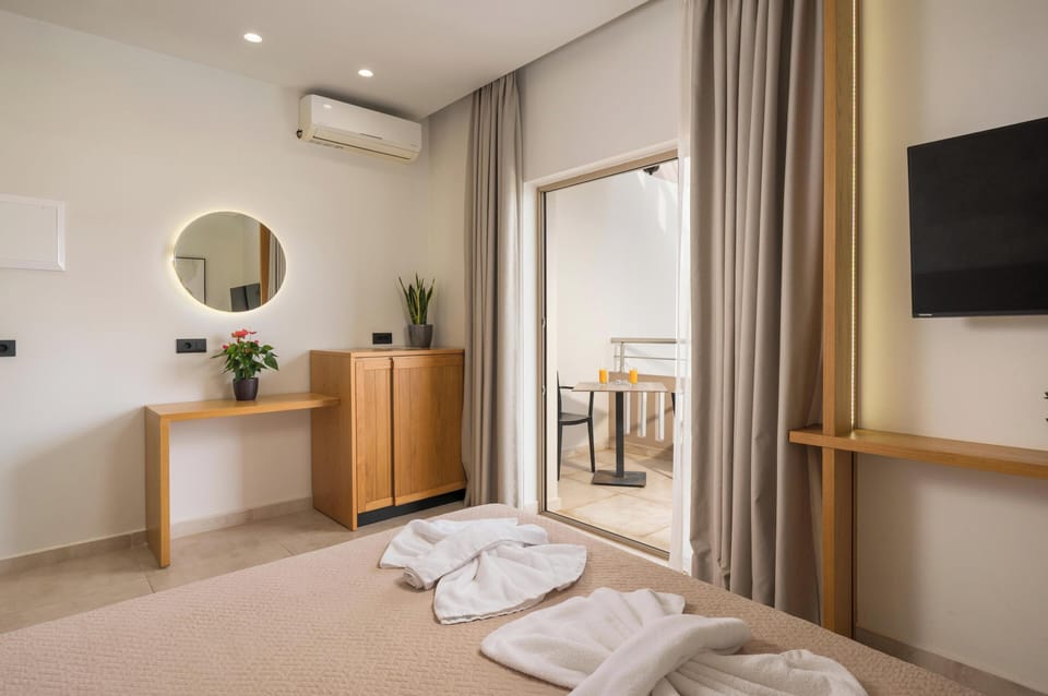 Double Room (3) | In-room safe, soundproofing, iron/ironing board, free WiFi