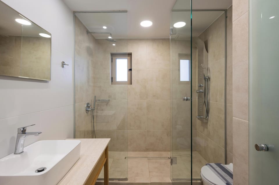 Room | Bathroom | Hair dryer, towels, soap, shampoo