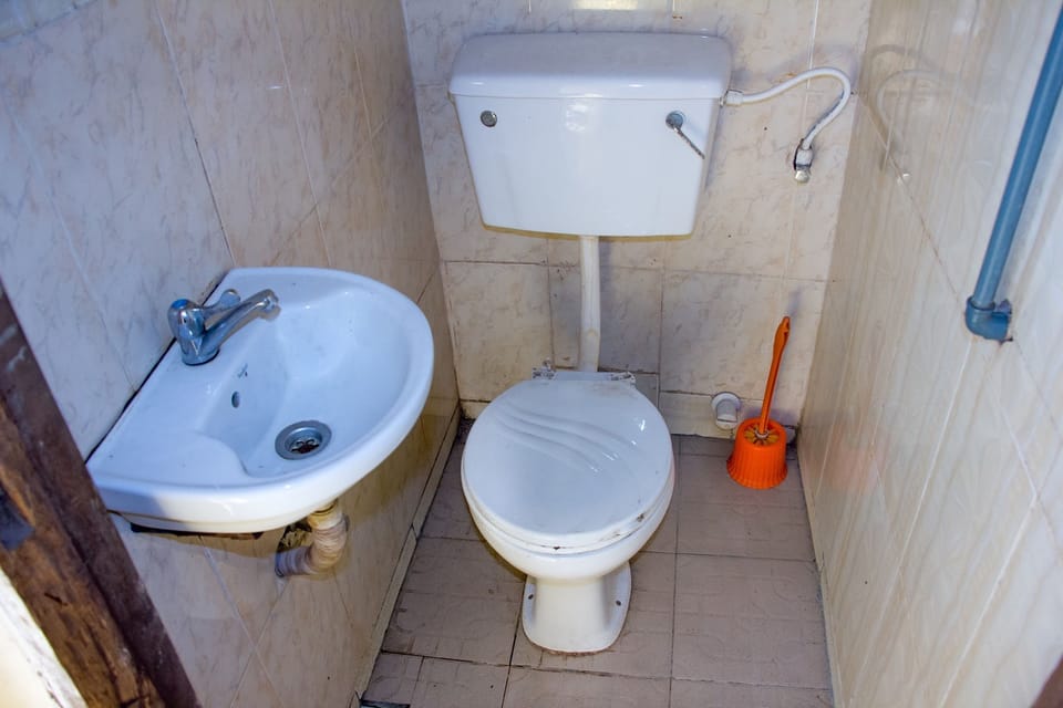 Standard Room, 1 Double Bed | Bathroom | Shower, rainfall showerhead, free toiletries, towels