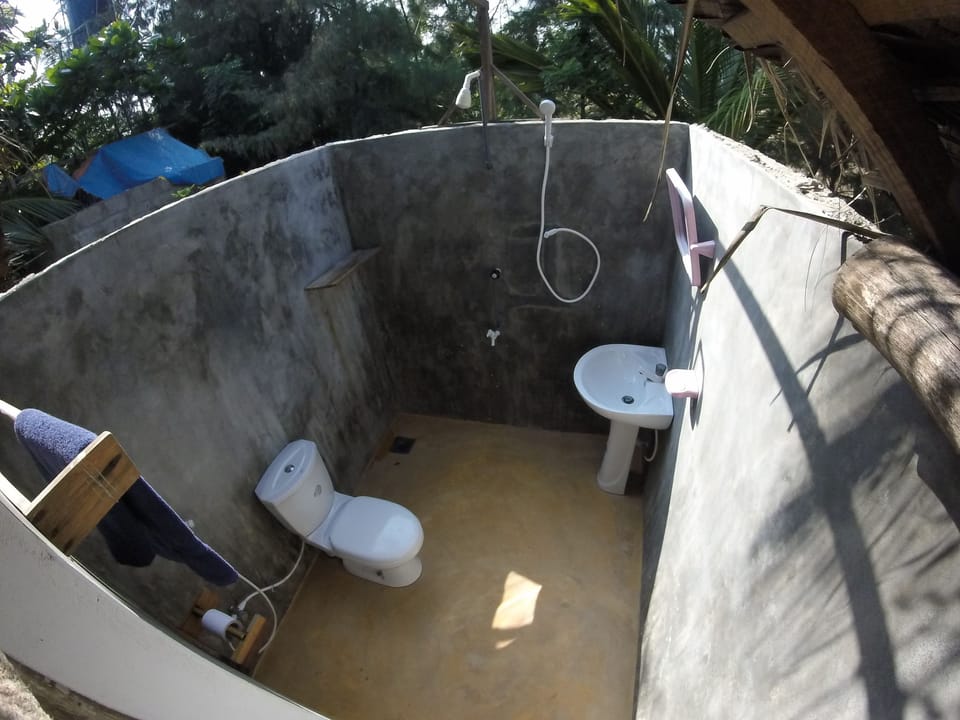 Separate tub and shower, free toiletries, towels