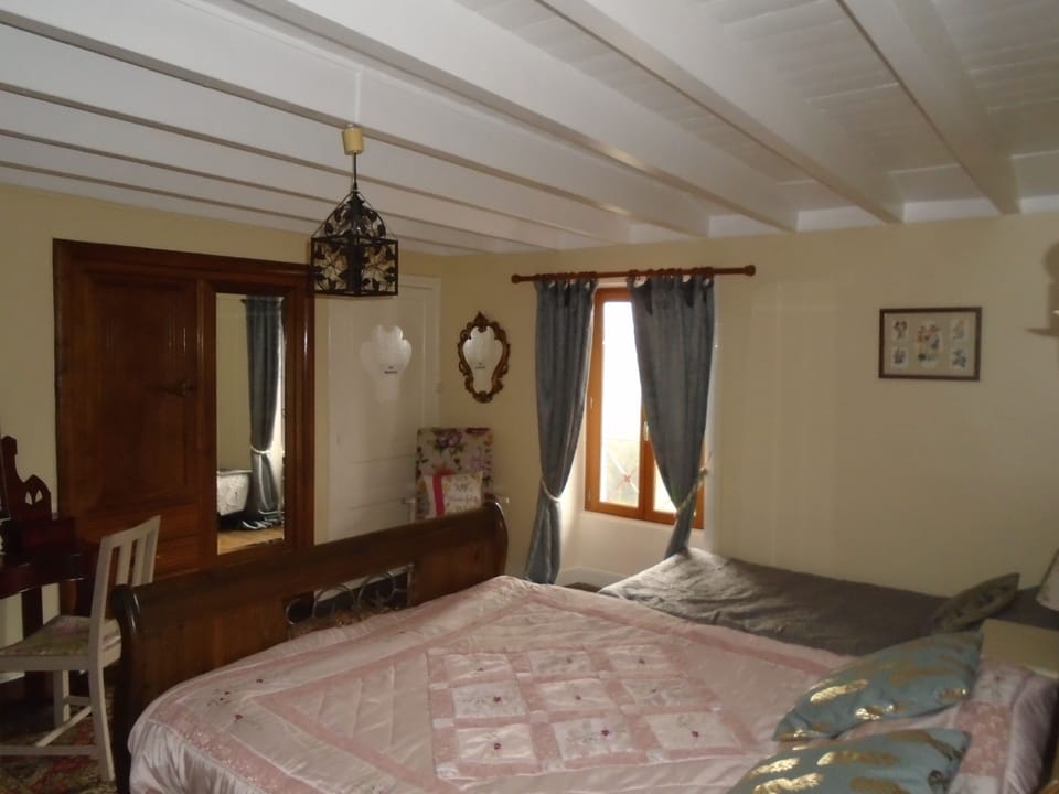 Suite, 2 Bedrooms (Chambre Château) | Desk, free WiFi, bed sheets
