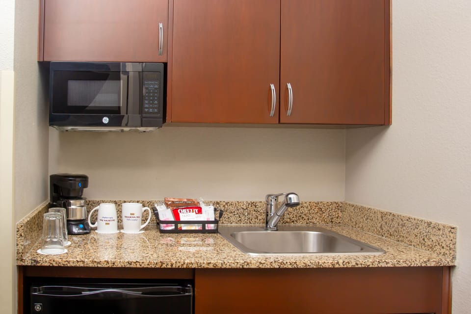 Queen Guestroom | Private kitchenette | Coffee/tea maker, fridge, microwave