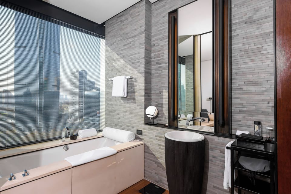 Grand Room | Bathroom | Separate tub and shower, jetted tub, rainfall showerhead