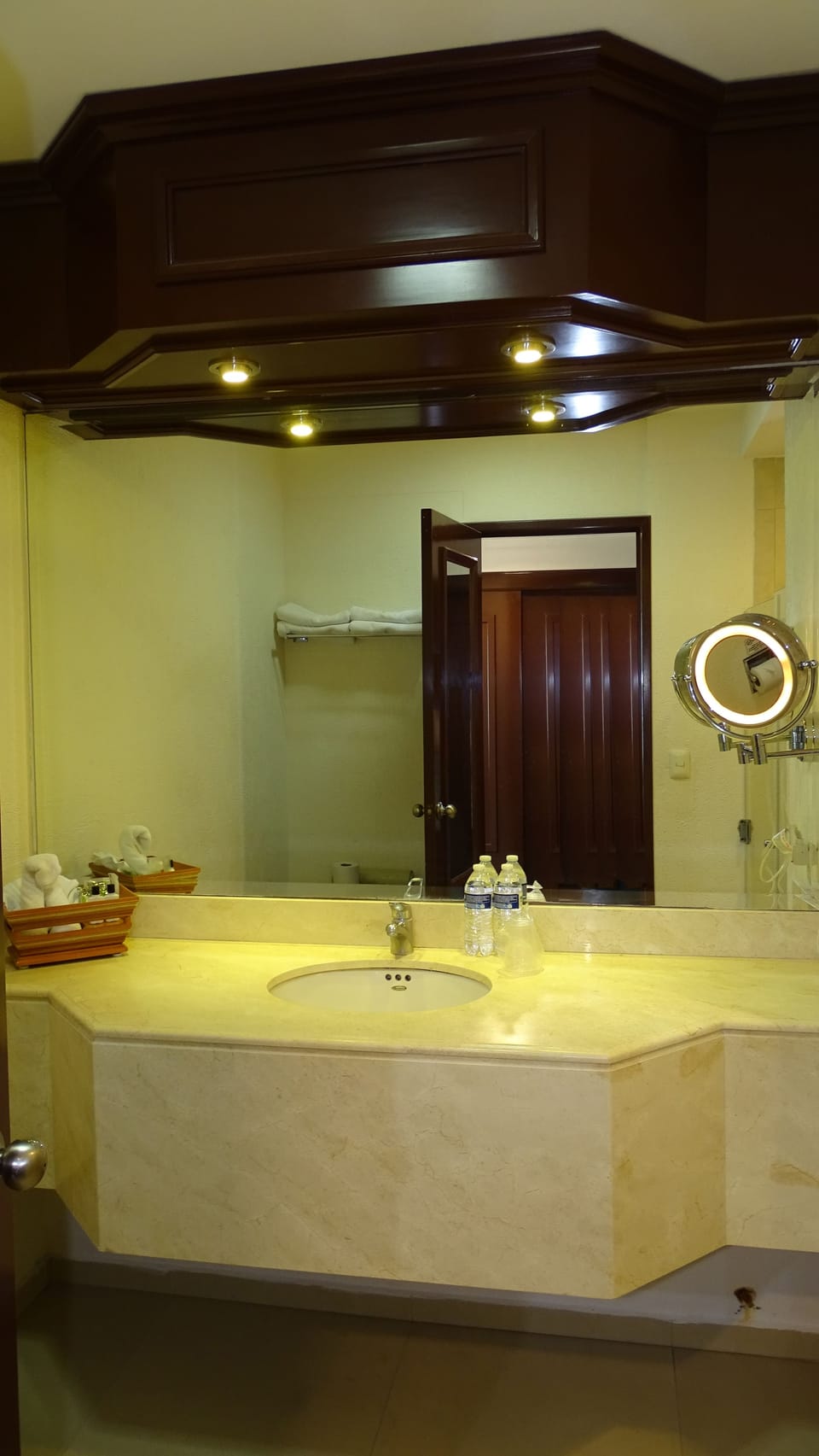 Junior Suite, 1 King Bed, Ensuite | Bathroom | Shower, free toiletries, hair dryer, towels