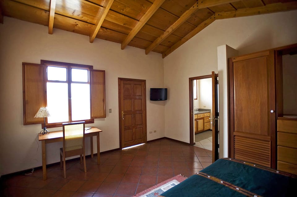 Deluxe Room | Desk, iron/ironing board (on request), WiFi (free), bed sheets