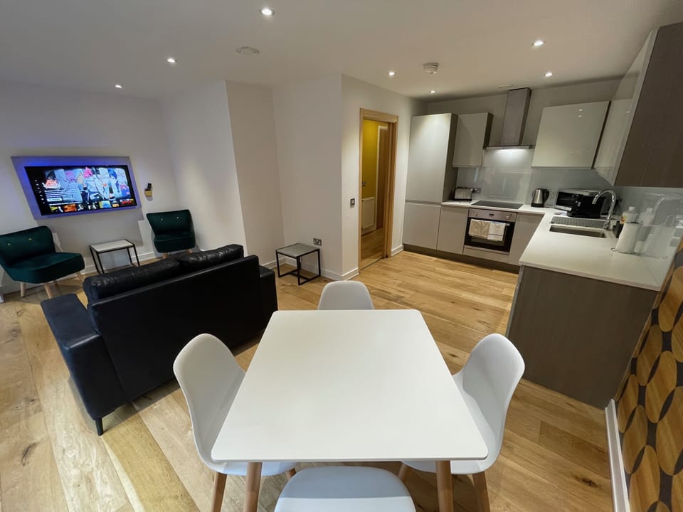 Full-size fridge, microwave, oven, stovetop
