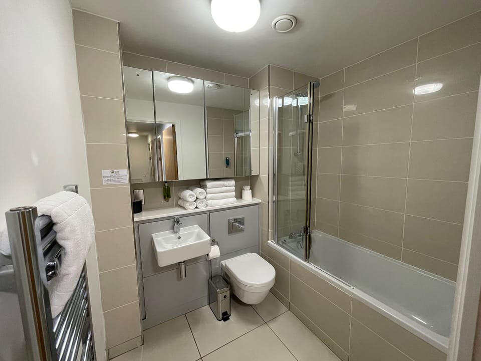 Apartment, 2 Bedrooms, Accessible (new) | Bathroom | Combined shower/tub, free toiletries, hair dryer, towels