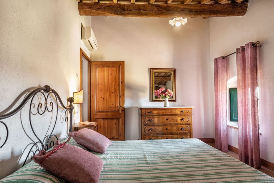 agriturismo-la-papessa-chianti-san-donato-farmhouse-camelia-bedroom