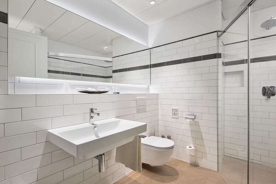 Combined shower/tub, hair dryer, slippers, towels