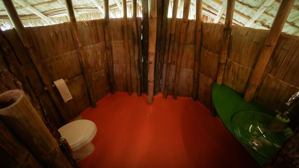 Villa Tree House | Bathroom | Shower, free toiletries, towels