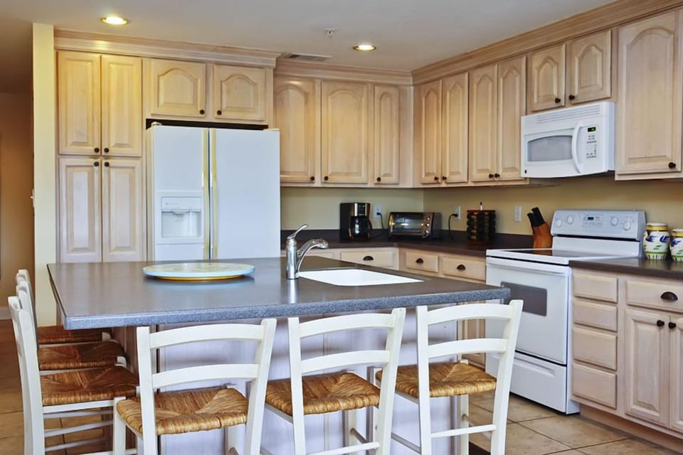 Kitchen seats 6, stove, dishwasher, microwave, refrigerator 