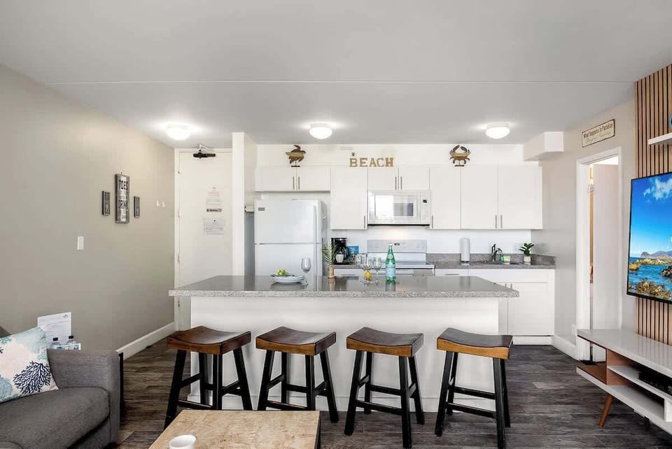 Dining area with 4 chairs