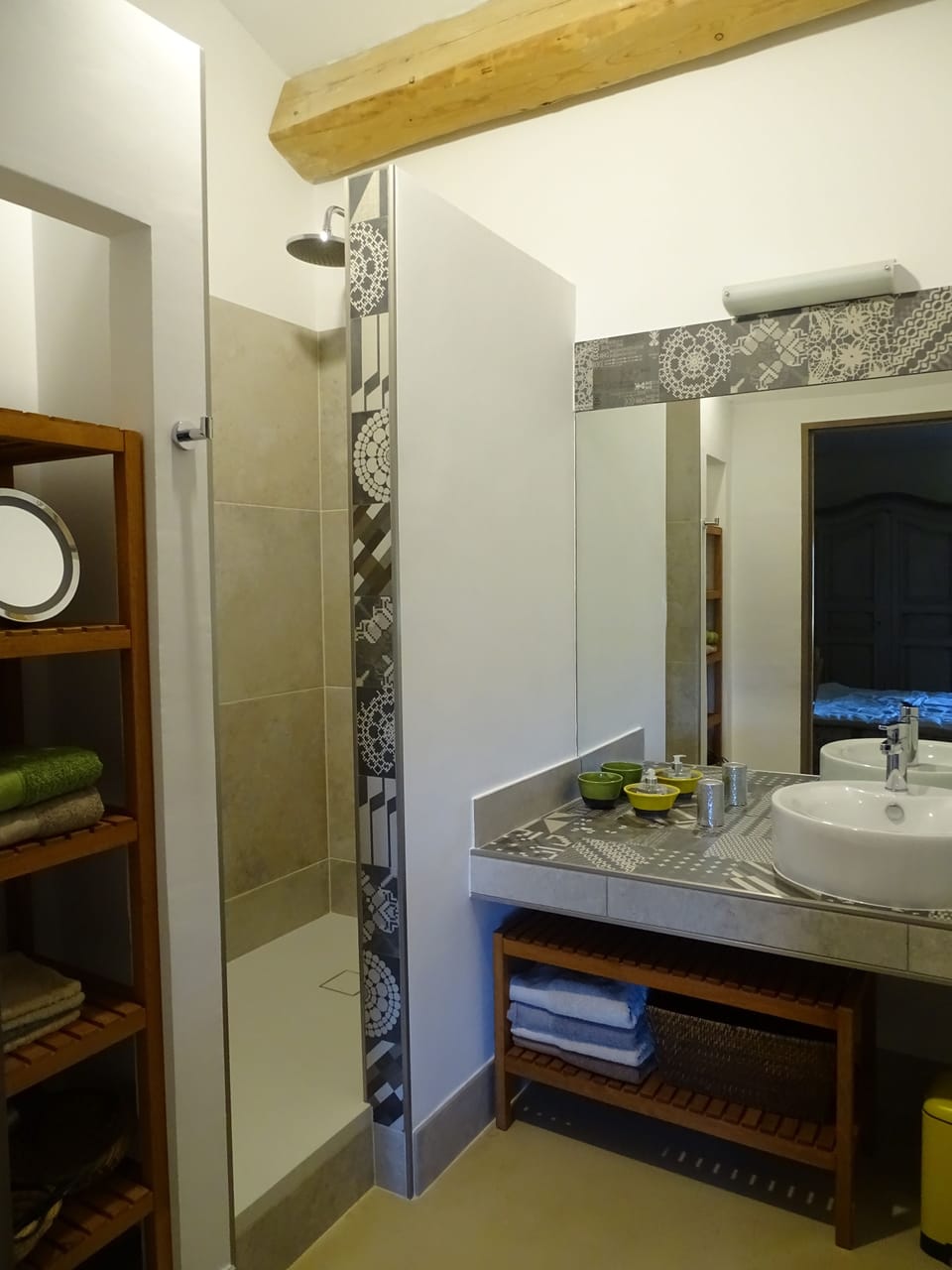 Family Room | Bathroom | Shower, free toiletries, hair dryer, bathrobes