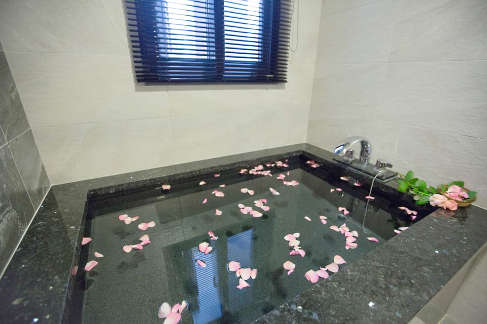 Family Room | Deep soaking bathtub