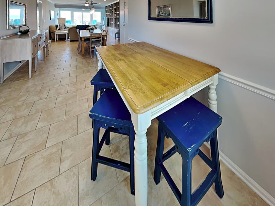 Breakfast Bar/Bistro Seating