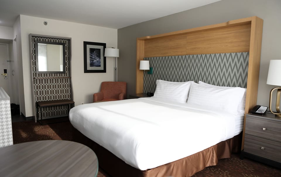 Standard Room, 1 King Bed | 1 bedroom, premium bedding, in-room safe, desk