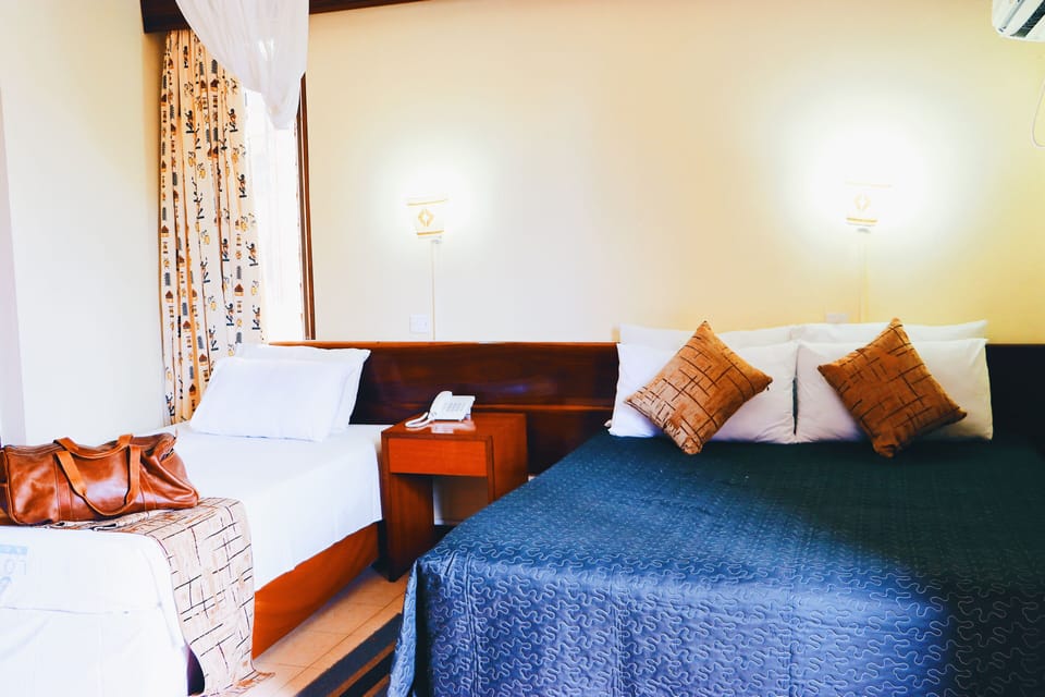Triple Room | Desk, iron/ironing board, free WiFi, bed sheets
