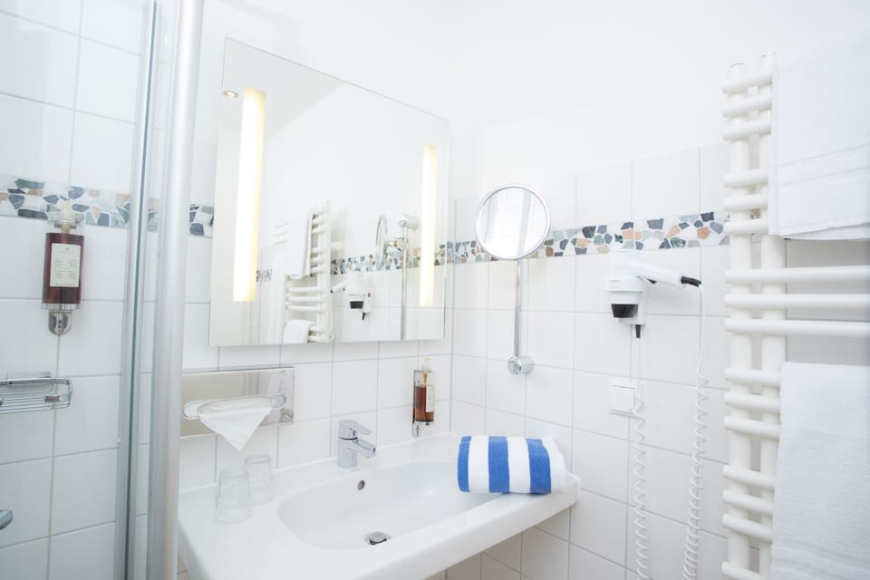 Shower, hair dryer, towels