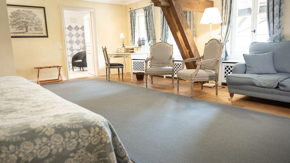 Junior Double Room | In-room safe, desk, rollaway beds (surcharge), WiFi (free)