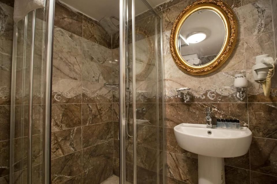 Shower, rainfall showerhead, free toiletries, hair dryer