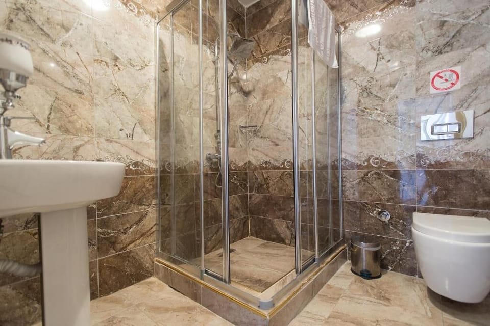 Shower, rainfall showerhead, free toiletries, hair dryer