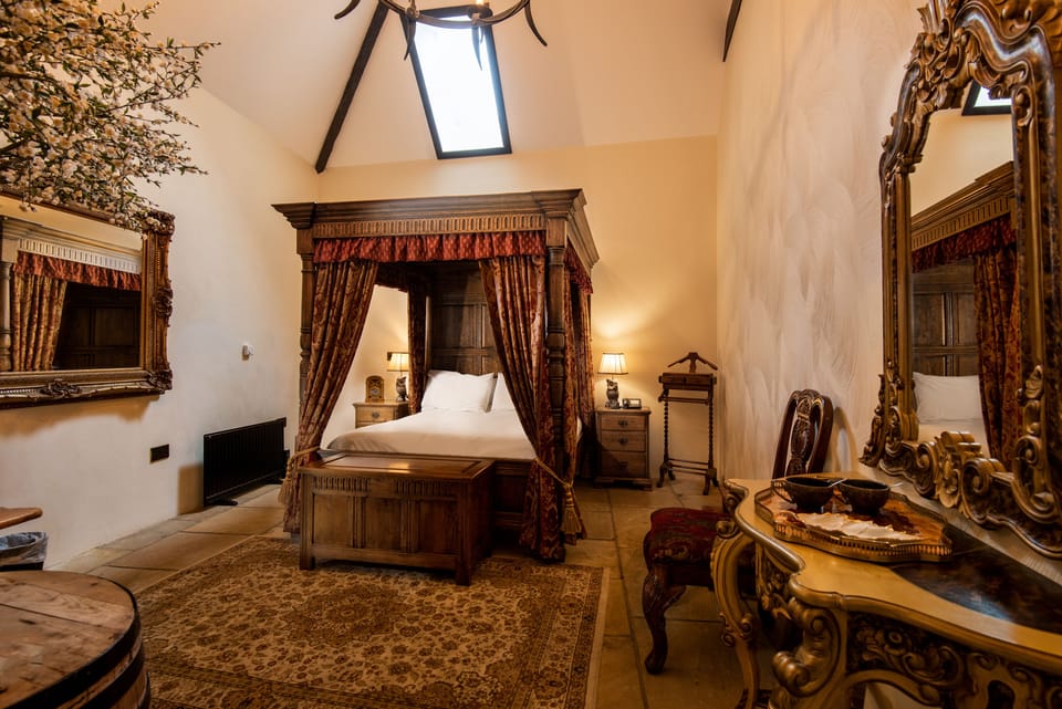 Four Poster Room | WiFi (free), bed sheets