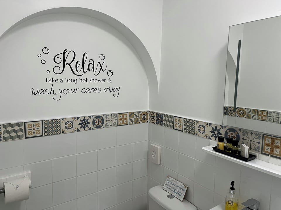 Single Room (Room 3) | Bathroom | Shower, free toiletries, hair dryer, towels