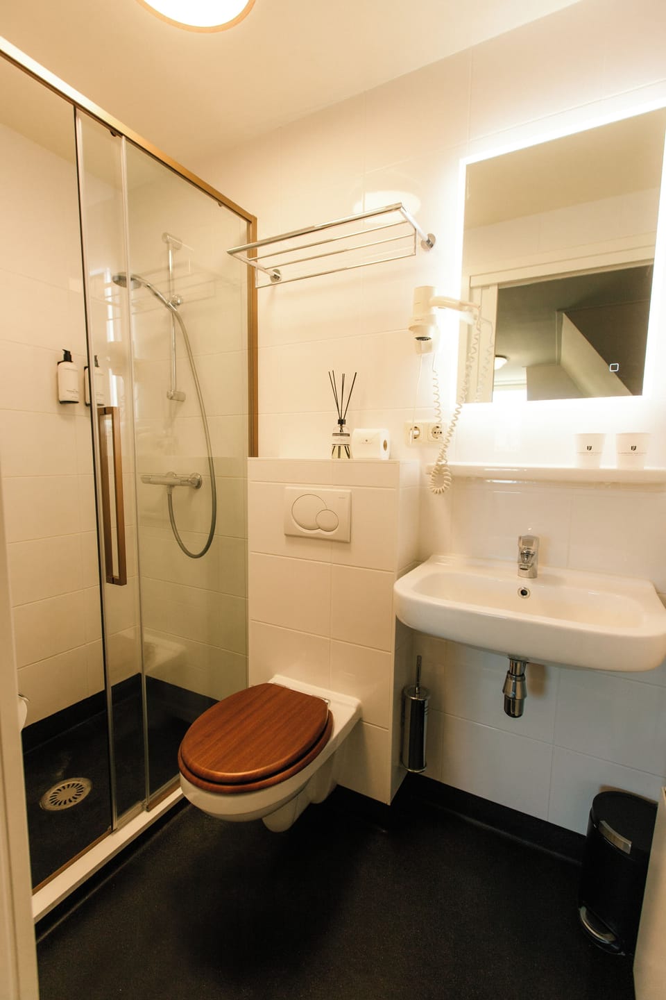 Comfort Room | Desk, iron/ironing board (on request), WiFi (free)