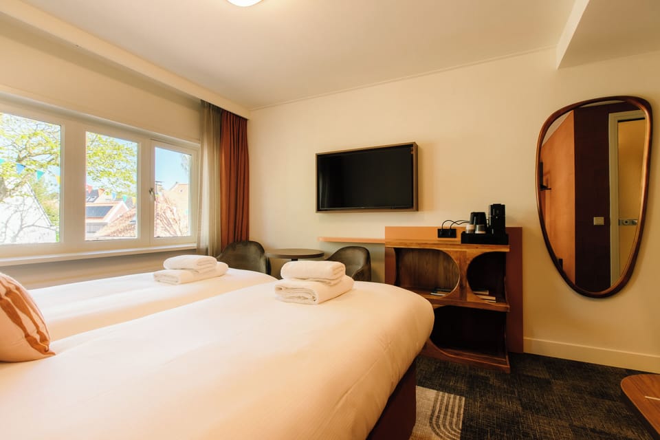 Deluxe Room | Desk, iron/ironing board, free WiFi