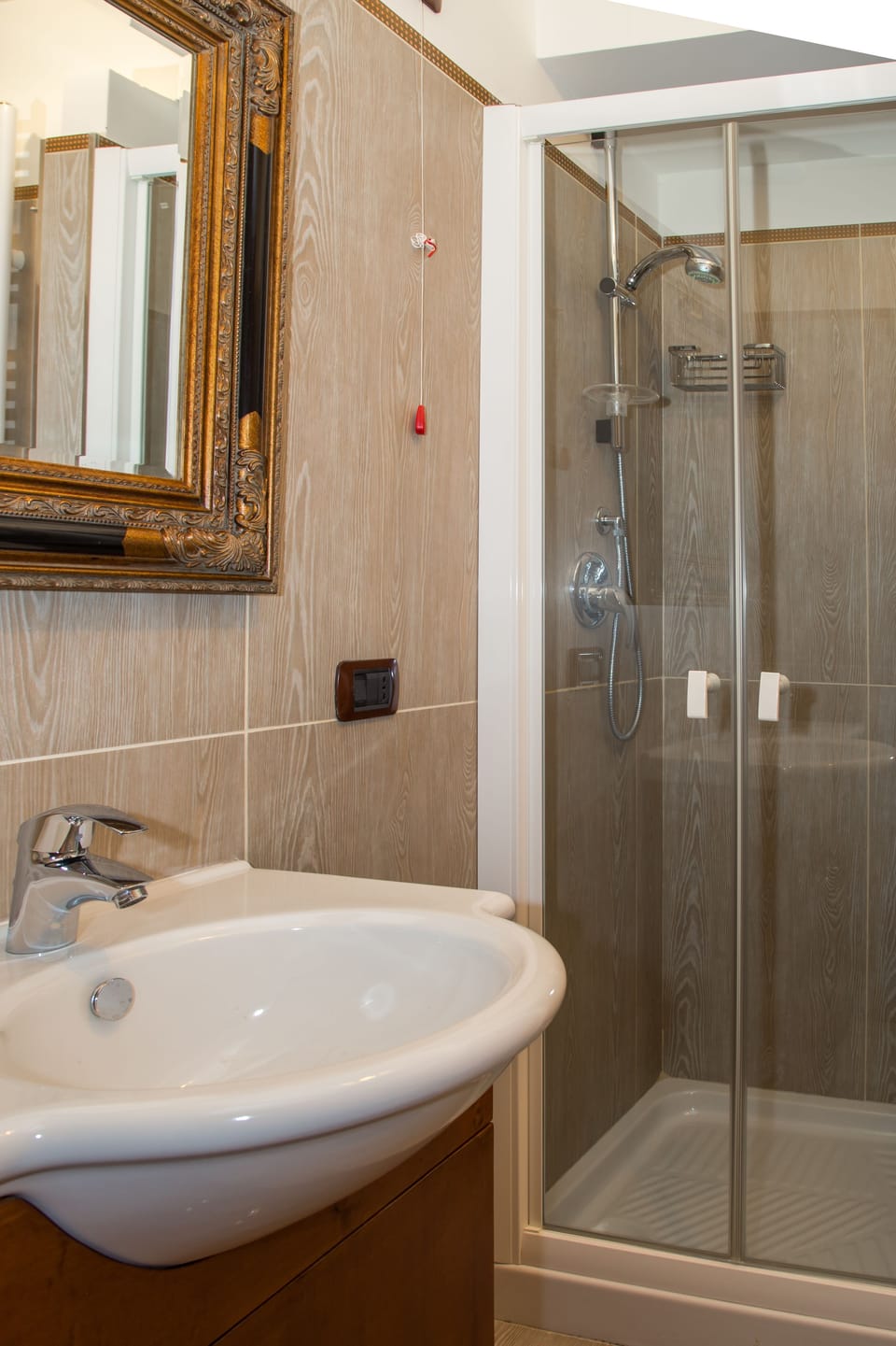 Shower, free toiletries, hair dryer, bidet