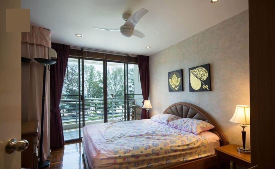 2 bedrooms, desk, blackout drapes, free WiFi