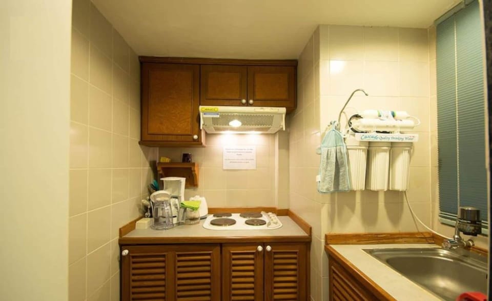 Full-size fridge, microwave, stovetop, coffee/tea maker