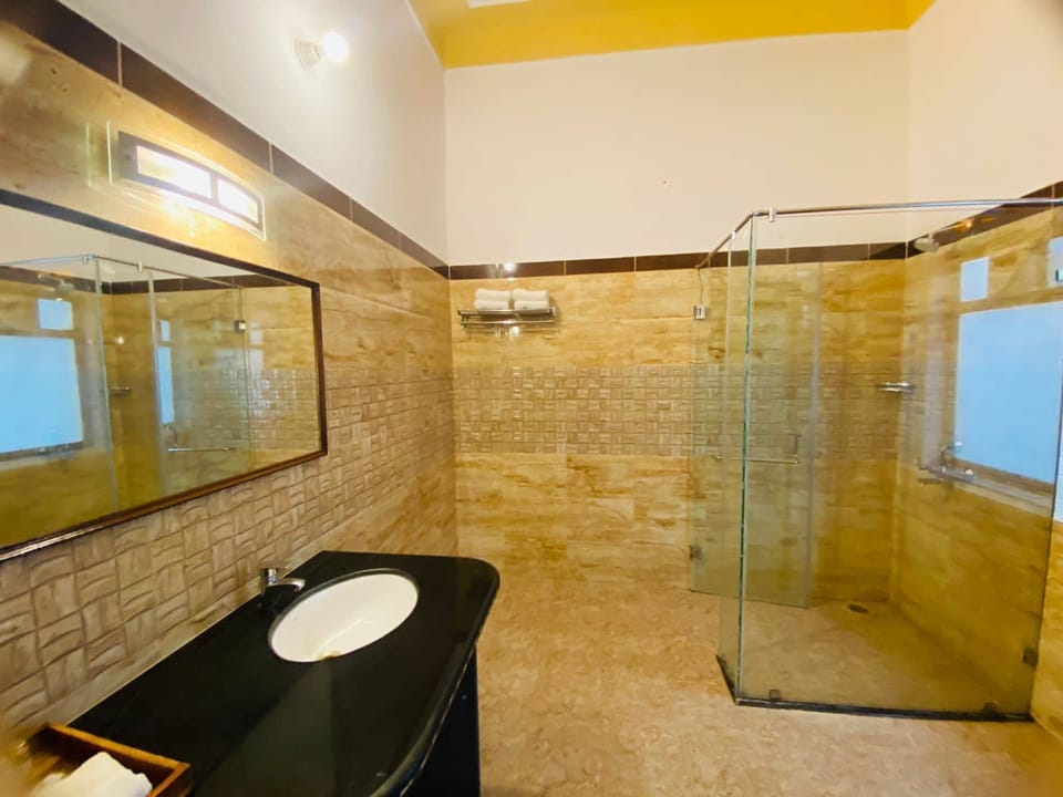 Double or Twin Room | Bathroom | Shower, hydromassage showerhead, free toiletries, hair dryer