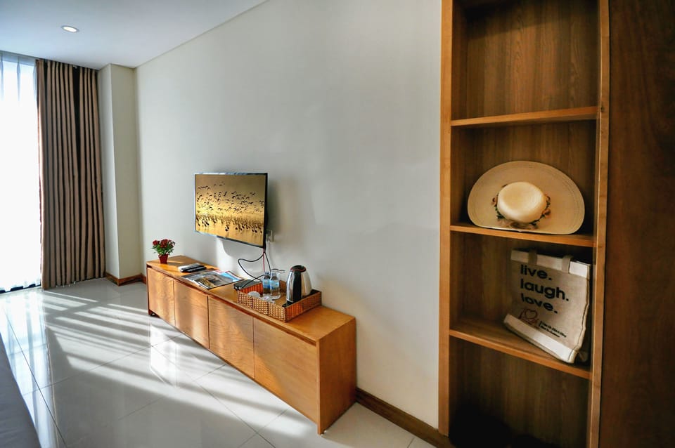 Senior Apartment, 1 Bedroom, Balcony | Egyptian cotton sheets, premium bedding, desk, blackout drapes