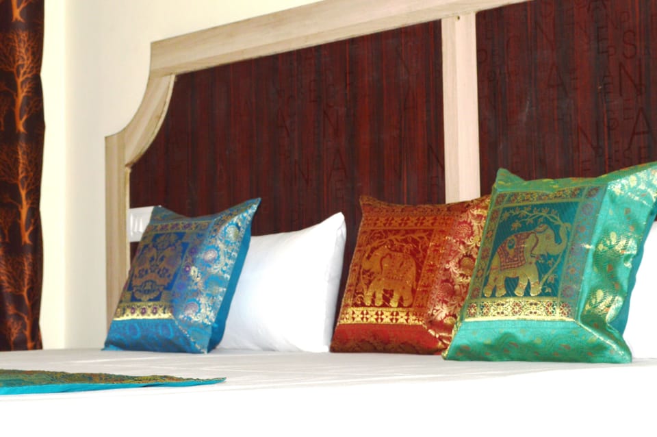 1 bedroom, premium bedding, desk, soundproofing