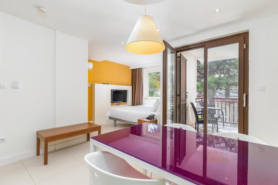 Studio | In-room safe, desk, laptop workspace, blackout drapes